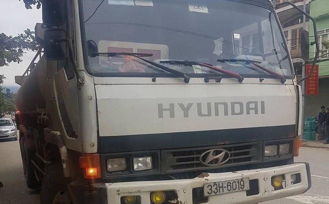 Mẹ ngã xe ra đường, con trai 10 tuổi bị xe bồn cán tử vong