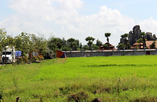 Viet kieu xay nui nhan tao trong khu nghi duong khong phep hinh anh 2