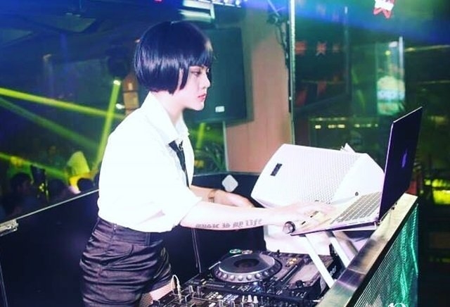 Đại gia chi 200 triệu mời người đẹp đi chơi 1 ngày