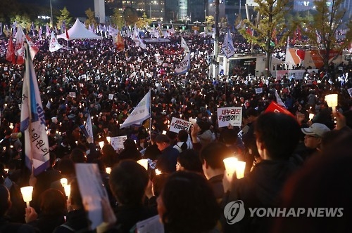  Hàng trăm ngàn người biểu tình kêu gọi bà Park từ chức hôm 12-11. Ảnh: Yonhap 