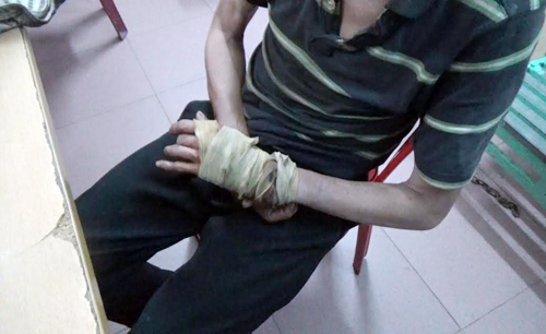 nguoi-dan-ong-gia-tan-tat-xin-tien-du-khach-o-sai-gon