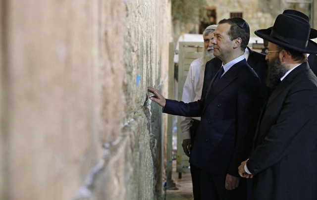  Thủ tướng Nga Dmitry Medvedev thăm Bức tường Than khóc, một địa điểm linh thiêng của người Do Thái, tại Jerusalem trong chuyến thăm chính thức tới Israel. (Ảnh: Sputnik) 
