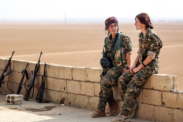  Các phụ nữ người Kurd tham gia chiến dịch nhằm giành lại Raqqa, thủ phủ của nhóm phiến quân IS tại Syria. (Ảnh: AFP) 