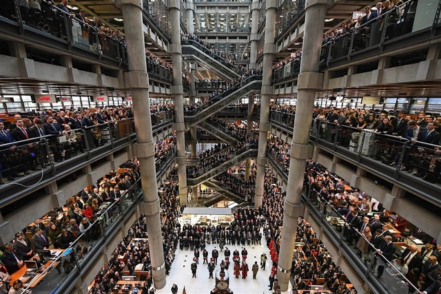  Mọi người dành 2 phút mặc niệm nhân Ngày Chiến sĩ trận vong tại tòa nhà Lloyds ở London, Anh. (Ảnh: Getty) 