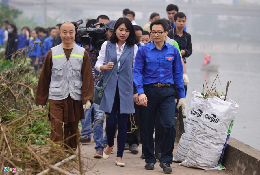 Pho thu tuong Vu Duc Dam cung sinh vien don rac hinh anh 2