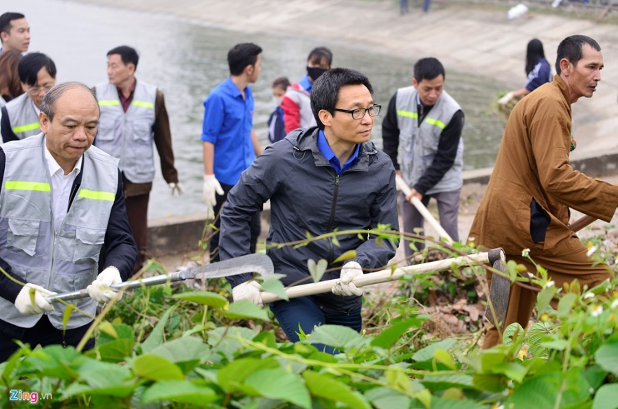 Pho thu tuong Vu Duc Dam cung sinh vien don rac hinh anh 3