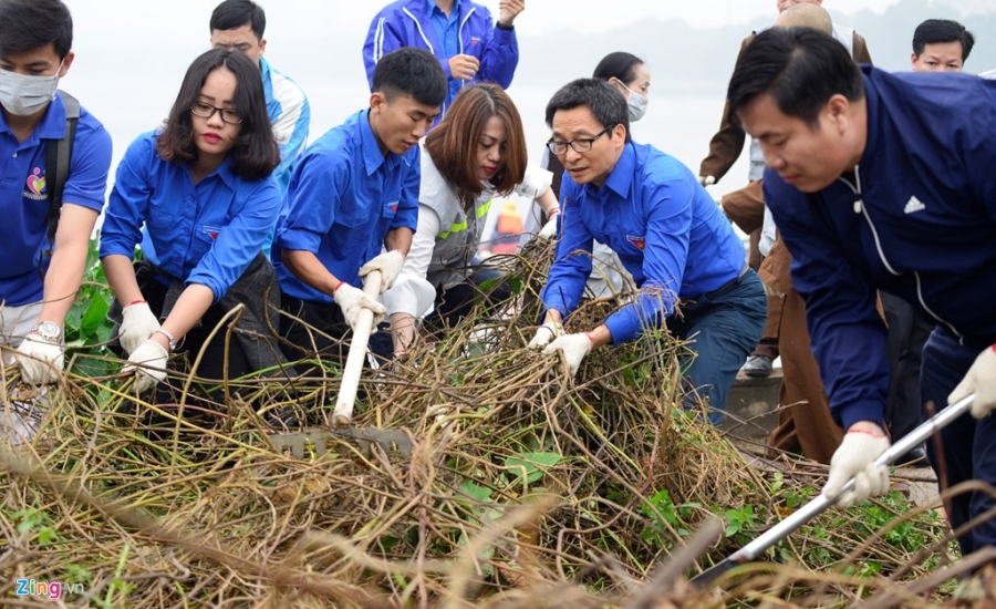 Pho thu tuong Vu Duc Dam cung sinh vien don rac hinh anh 4