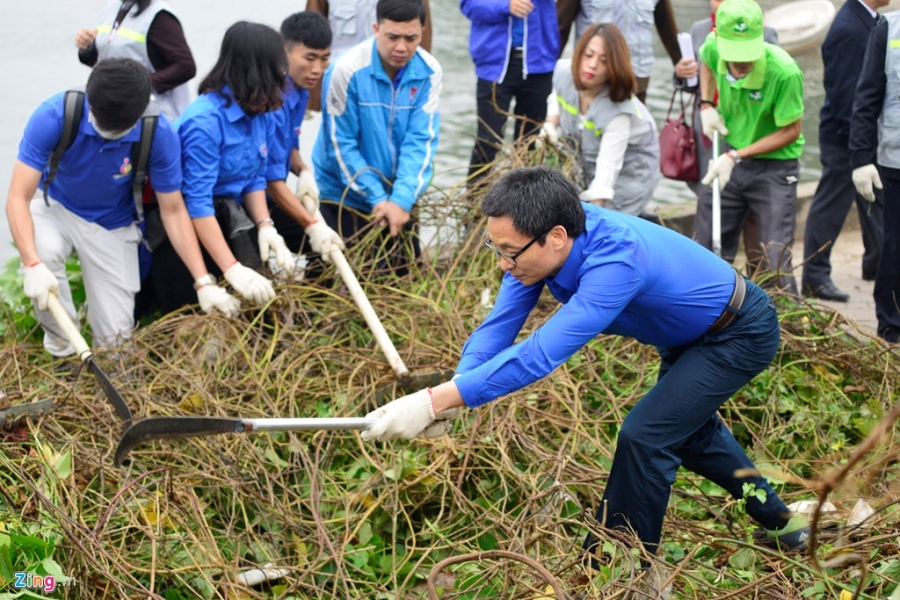Pho thu tuong Vu Duc Dam cung sinh vien don rac hinh anh 6