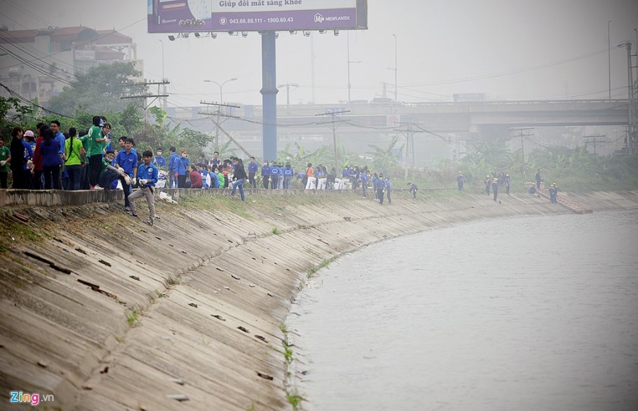 Pho thu tuong Vu Duc Dam cung sinh vien don rac hinh anh 10