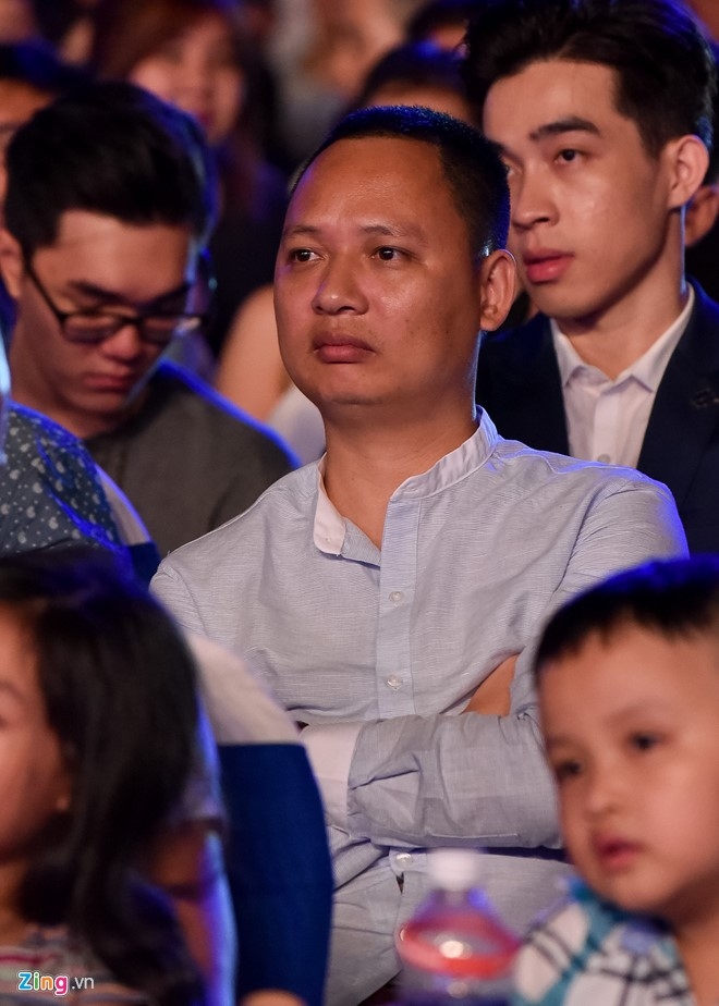 Sao Viet gian di den xem live show Noo Phuoc Thinh hinh anh 4