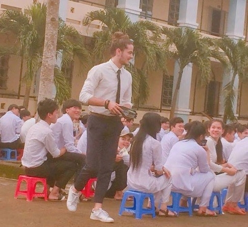 'Soai ca ngoai quoc' bui toc cu toi gay nao loan truong hoc hinh anh 1