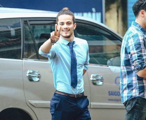 'Soai ca ngoai quoc' bui toc cu toi gay nao loan truong hoc hinh anh 2