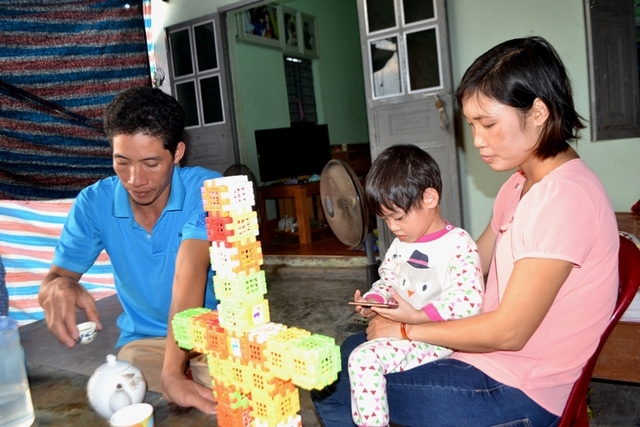  Thấy có người lạ, cháu Dung thường theo bố mẹ 