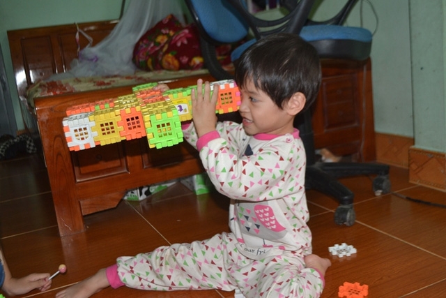  Khi đã quen, cháu hay nô đùa và cười nói 