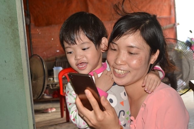  Nghịch điện thoại 