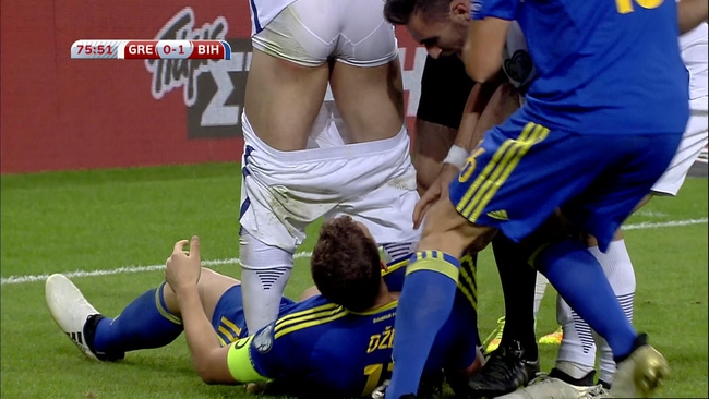 Edin Dzeko bị đuổi khỏi sân vì… tụt quần đối thủ - Ảnh 1.