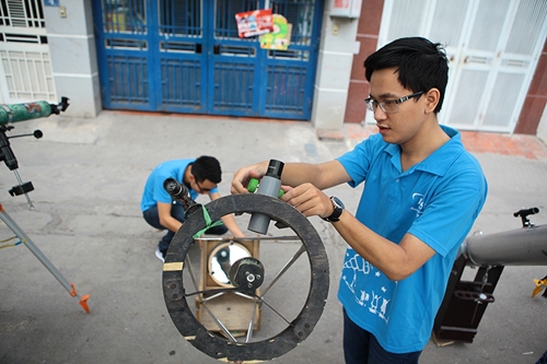 gioi tre san sieu trang bang kinh thien van… ong nuoc hinh anh 2