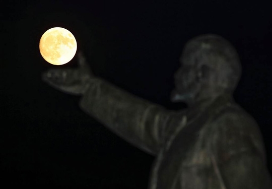  Tượng Vladimir Lenin dưới ánh trăng ở Baikonur - Kazakhstan. Ảnh: Reuters 