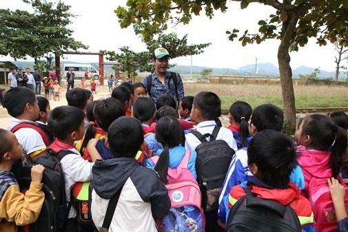 MC Phan Anh tro lai vung lu, du kien xay be boi cho hoc sinh hinh anh 1