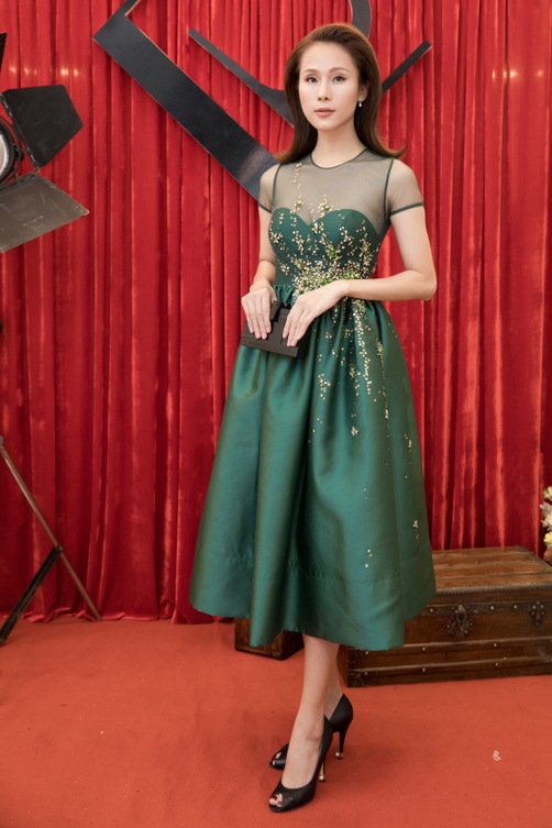 Ngọc Trinh diện váy nhung cổ điển