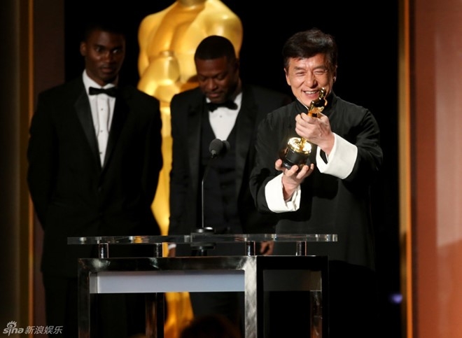 Thanh Long tu hao khi nhan giai Oscar sau nhieu lan tai nan hinh anh 1