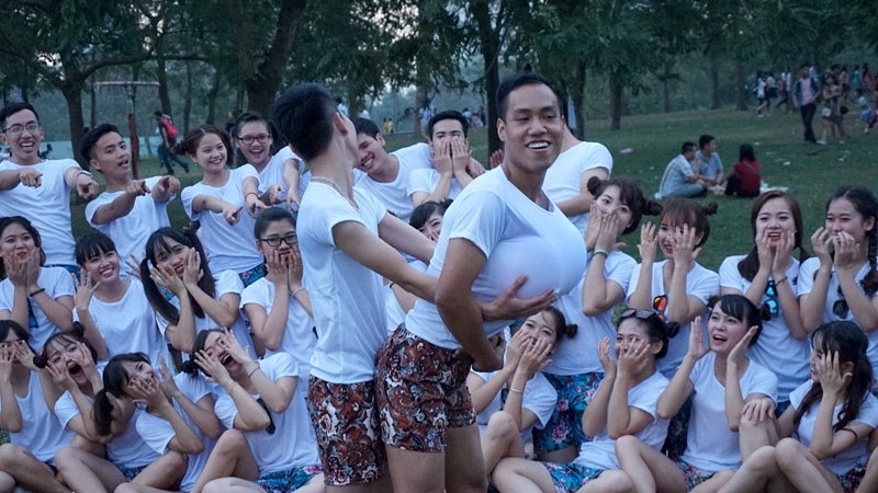 Chụp ảnh kỷ yếu, sinh viên xả rác loang lổ công viên