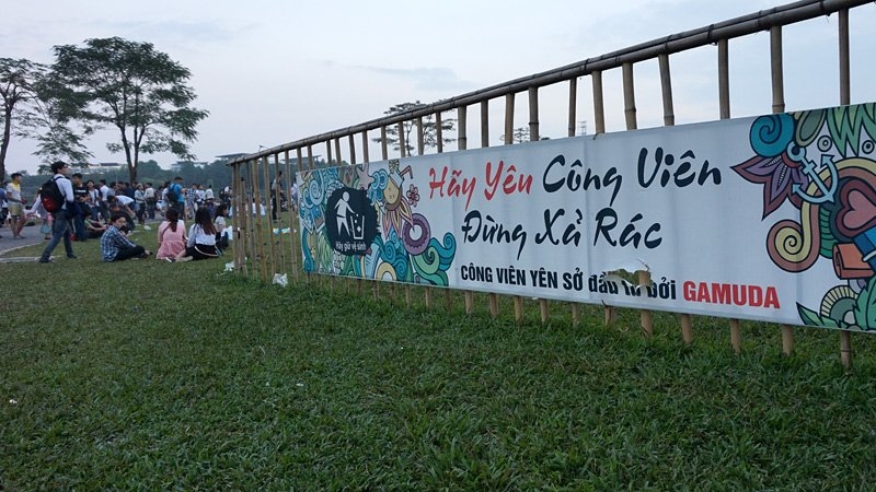 Chụp ảnh kỷ yếu, sinh viên xả rác loang lổ công viên