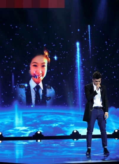 Cuối tháng 9/2014, Trương Thế Vinh tham gia gameshow The Winner is. Anh chiếu hình ảnh của bạn gái trong đồng phục cơ phó của Vietnam Airlines trong phần minh họa cho tiết mục dự thi của mình. Đông Phương và mẹ cô cũng có mặt trong chương trình này.