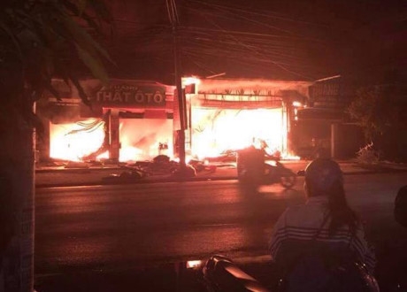 Hien truong vu chay khien nhieu ngoi nha bi thieu rui o Quang Ninh - Anh 4
