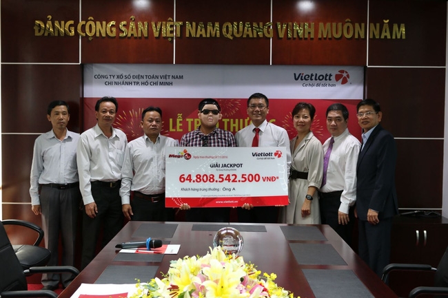 Liên tục nhiều người trúng độc đắc, người bán vé số dạo ở Sài Gòn đổ xô bán vé số kiểu Mỹ - Ảnh 1.