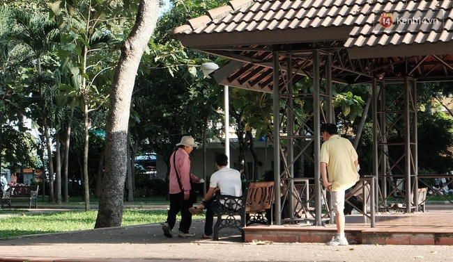 Liên tục nhiều người trúng độc đắc, người bán vé số dạo ở Sài Gòn đổ xô bán vé số kiểu Mỹ - Ảnh 4.