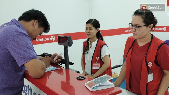 Liên tục nhiều người trúng độc đắc, người bán vé số dạo ở Sài Gòn đổ xô bán vé số kiểu Mỹ - Ảnh 7.