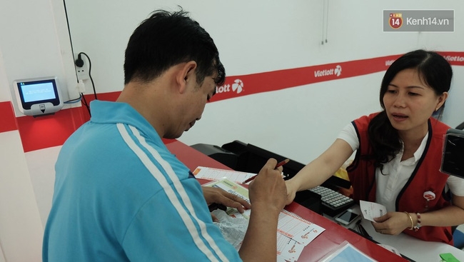Liên tục nhiều người trúng độc đắc, người bán vé số dạo ở Sài Gòn đổ xô bán vé số kiểu Mỹ - Ảnh 9.