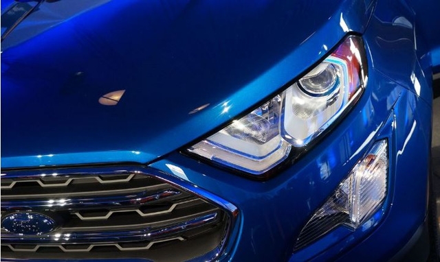  Được phát triển dựa trên cơ sở gầm bệ chung với Fiesta nên Ford EcoSport 2018 khá nhỏ gọn. Ở phiên bản 2018, Ford EcoSport được trang bị phần đầu xe giống Escape và Kuga. Điều này được thể hiện rõ qua lưới tản nhiệt đơn thay vì đôi, cản va trước/sau, hệ thống đèn và la-zăng. 