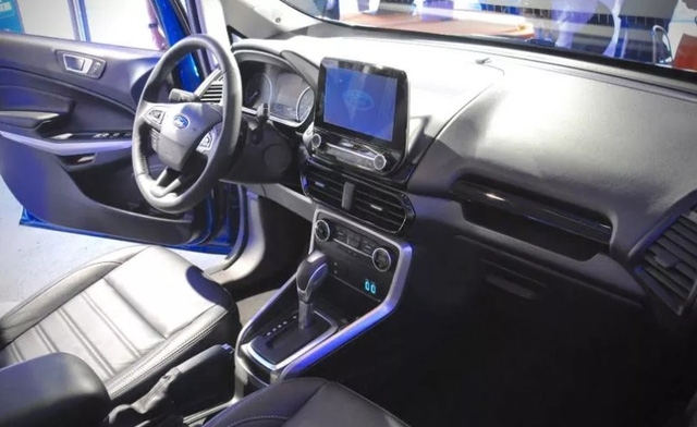  Bên trong Ford EcoSport 2018 có hệ thống thông tin giải trí SYNC 3, hỗ trợ ứng dụng Apple CarPlay và Android Auto, đi kèm màn hình cảm ứng 8 inch. Thêm vào đó là tính năng Sync Connect với ứng dụng FordPass cho phép người lái khởi động, khóa và mở cửa bằng Bluetooth. 
