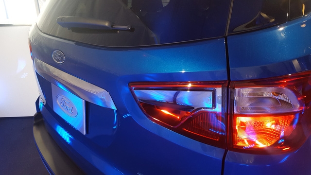  Tại thị trường Mỹ, Ford EcoSport 2018 sẽ được chia thành 4 bản trang bị khác nhau là S, SE, SES và Titanium. Xe có 2 tùy chọn động cơ xăng khác nhau. Đầu tiên là động cơ EcoBoost 3 xy-lanh, dung tích 1.0 lít quen thuộc. Thứ hai là động cơ 4 xy-lanh, dung tích 2.0 lít. 