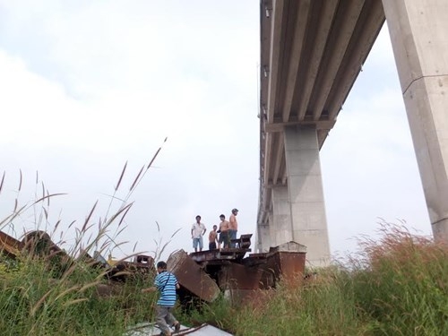 Người đàn ông gãy hết tay chân sau khi nhảy cầu Rạch Miễu ảnh 1