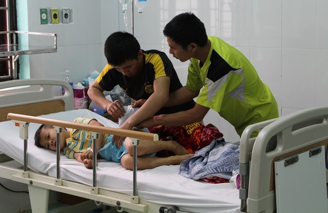Be 8 tuoi ngo doc tu vong, nghi do an mi goi hinh anh 1