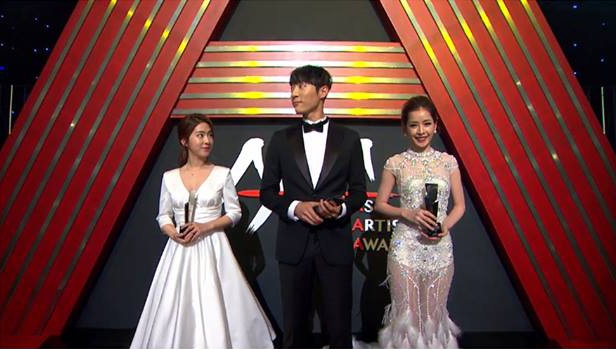 Chi Pu xinh đẹp, tự tin nói tiếng Anh trên sân khấu nhận giải thưởng tại Asia Artist Awards - Ảnh 2.
