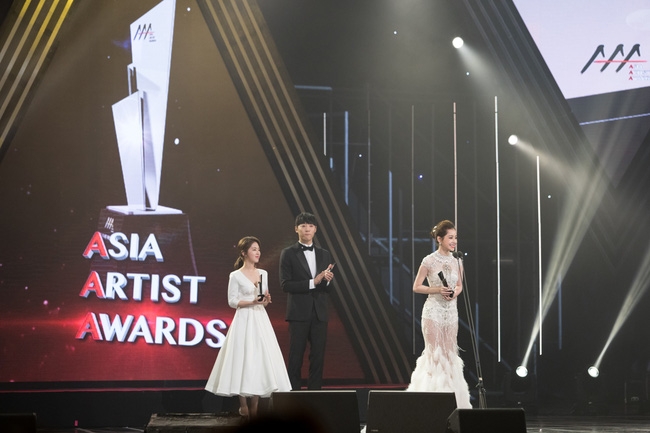 Chi Pu xinh đẹp, tự tin nói tiếng Anh trên sân khấu nhận giải thưởng tại Asia Artist Awards - Ảnh 3.