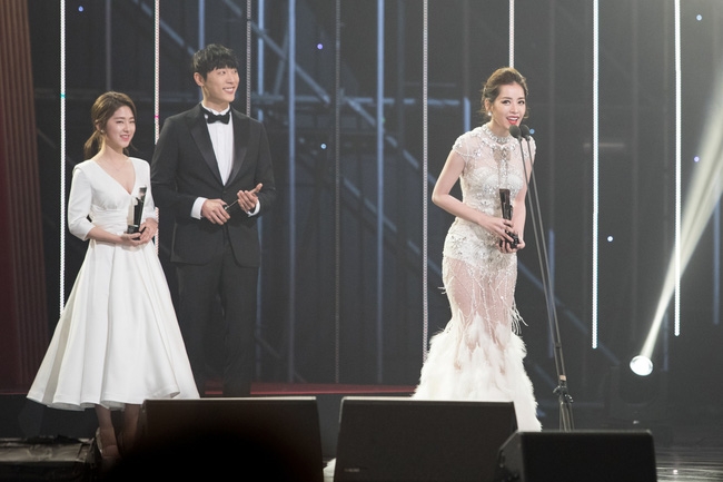 Chi Pu xinh đẹp, tự tin nói tiếng Anh trên sân khấu nhận giải thưởng tại Asia Artist Awards - Ảnh 4.