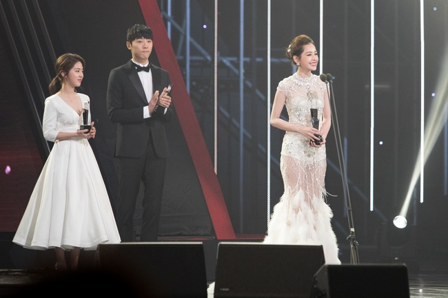 Chi Pu xinh đẹp, tự tin nói tiếng Anh trên sân khấu nhận giải thưởng tại Asia Artist Awards - Ảnh 5.