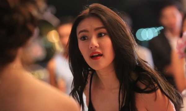 Chồng nuốt nước bọt nhìn chằm chằm theo ô sin trẻ - 1