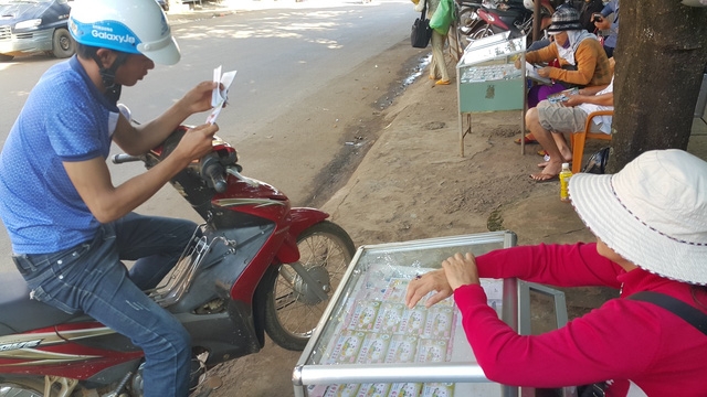  Thị xã Gia Nghĩa có hàng chục sạp bày bán vé số điện toán kiểu Mỹ 
