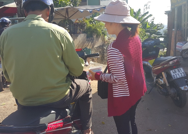  Mỗi ngày, người bán vé dạo có thể lãi được nửa triệu nhờ bán giá chênh lệch 