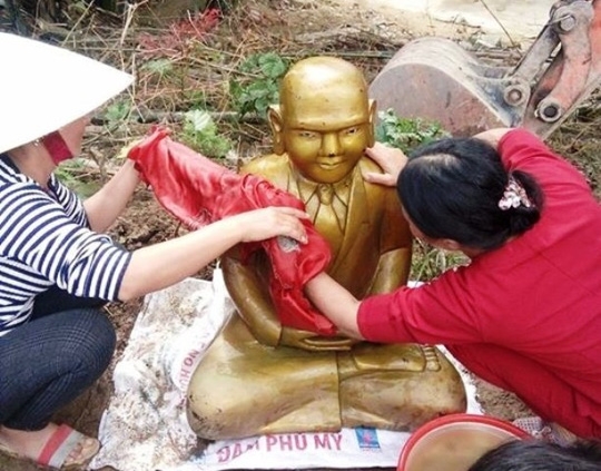  Pho tượng được gia đình ông Thái phát hiện khi múc đất ngăn đầm nuôi tôm 