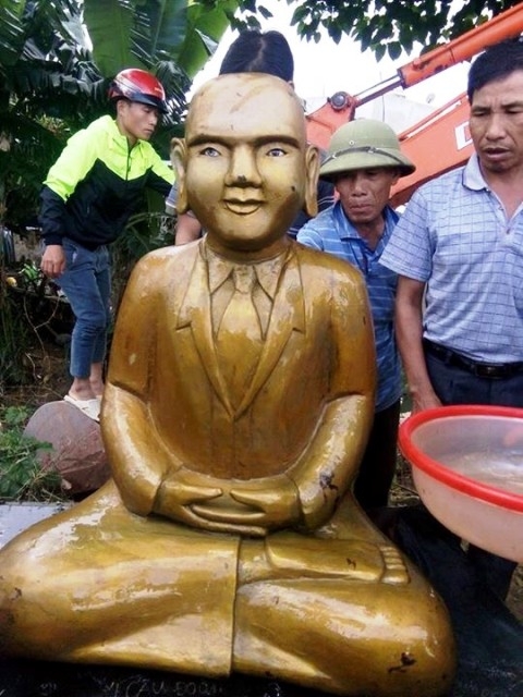 Pho tượng được phủ bên ngoài 1 lớp đồng vàng óng, bên trong bằng gỗ, có trang phục lạ so với tượng phật thông thường 
