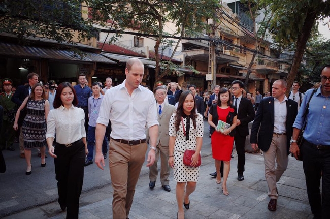 Hoàng tử Anh William ngồi vỉa hè uống cà phê phố cổ Hà Nội với Hồng Nhung, Thanh Bùi, Xuân Bắc - Ảnh 1.
