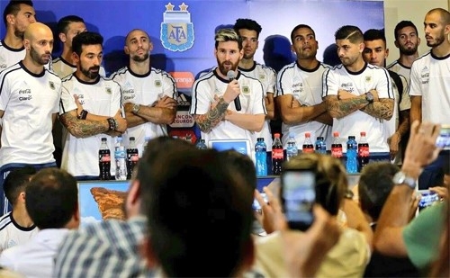 Messi dan 25 cau thu Argentina di tuyen chien bao chi hinh anh 1