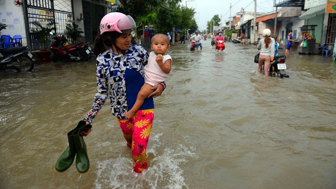Ngày thứ 2 dân TP.HCM “vật lộn” với đỉnh triều cường 